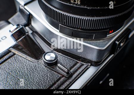 Vintage Silver Kamera Nahaufnahme mit schwarzen Leder- und Metallakzenten Stockfoto