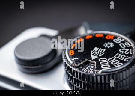 Nahaufnahme des ASA-Einstellrads einer Vintage-Fotografie-Kamera Stockfoto