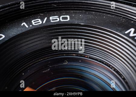 Nahaufnahme eines Vintage-Kameraobjektivs mit Blendeneinstellung 1.8/50 Stockfoto