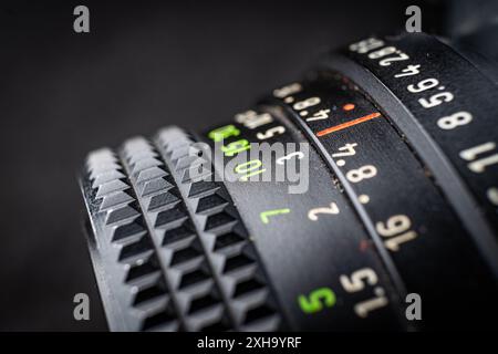 Nahaufnahme eines Vintage-Kameraobjektivs mit Blende und Fokusringen Stockfoto