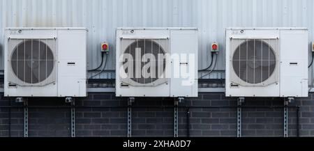 Mehrere Klimaanlagen an der Wand Eines Geschäftsgebäudes Stockfoto