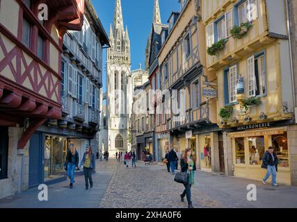 Kathedrale von Saint Corentin gesehen über Geschäfte auf Rue Kereon im Zentrum mittelalterlichen Stadt von Quimper, Finistere, Bretagne, Frankreich Stockfoto