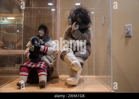 Inuit-Puppen in traditioneller Kleidung in der Legislativversammlung von Nunavut an der Bundesstraße in Iqaluit, Nunavut, Kanada Stockfoto