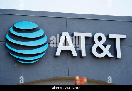 San Bruno, USA. Juli 2024. Das Foto vom 12. Juli 2024 zeigt das Logo von AT&T in San Bruno, Kalifornien, USA. Ein Hacker hat auf Anruf- und Textnachrichten von fast allen AT&T Wireless-Kunden zugegriffen und diese heruntergeladen, wie das Unternehmen am Freitag in einer Wertpapieranmeldung bekanntgab. Quelle: Li Jianguo/Xinhua/Alamy Live News Stockfoto