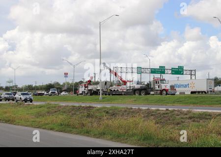 San Antonio, USA. Juli 2024. Zwei schwere Abschleppwagen entfernen einen Kippanhänger, der am 12. Juli 2024 in San Antonio, Texas, USA, an einem tödlichen Verkehrsunfall auf dem Interstate Highway Loop 410 beteiligt war. Texas ist seit dem 7. November 2000 auf einer Straße täglich tödlich. Im Durchschnitt verlieren 12 Seelen täglich ihr Leben auf den Straßen von Texas. (Foto: Carlos Kosienski/SIPA USA) Credit: SIPA USA/Alamy Live News Stockfoto