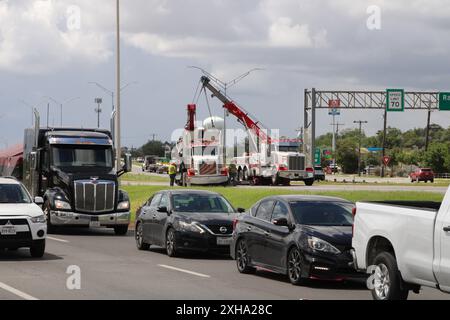 San Antonio, USA. Juli 2024. Zwei schwere Abschleppwagen entfernen einen Kippanhänger, der am 12. Juli 2024 in San Antonio, Texas, USA, an einem tödlichen Verkehrsunfall auf dem Interstate Highway Loop 410 beteiligt war. Texas ist seit dem 7. November 2000 auf einer Straße täglich tödlich. Im Durchschnitt verlieren 12 Seelen täglich ihr Leben auf den Straßen von Texas. (Foto: Carlos Kosienski/SIPA USA) Credit: SIPA USA/Alamy Live News Stockfoto