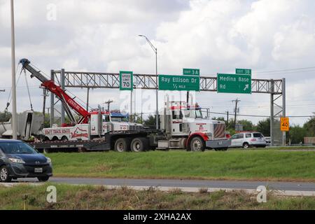 San Antonio, USA. Juli 2024. Zwei schwere Abschleppwagen entfernen einen Kippanhänger, der am 12. Juli 2024 in San Antonio, Texas, USA, an einem tödlichen Verkehrsunfall auf dem Interstate Highway Loop 410 beteiligt war. Texas ist seit dem 7. November 2000 auf einer Straße täglich tödlich. Im Durchschnitt verlieren 12 Seelen täglich ihr Leben auf den Straßen von Texas. (Foto: Carlos Kosienski/SIPA USA) Credit: SIPA USA/Alamy Live News Stockfoto