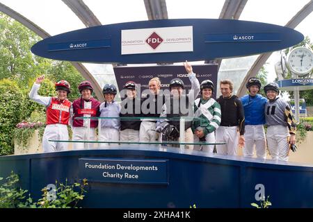 Ascot, Berkshire, Großbritannien. Juli 2024. Die Jockeys, die am Foundation Developments Property Race Day Charity Race auf der Ascot Racecourse am Summer Mile Property Raceday teilnahmen. Quelle: Maureen McLean/Alamy Live News Stockfoto