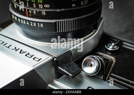 Walbrzych, polen - 12. Juli 2024: Nahaufnahme eines Praktica Kameraobjektivs in Vintage Silber und Schwarz Stockfoto