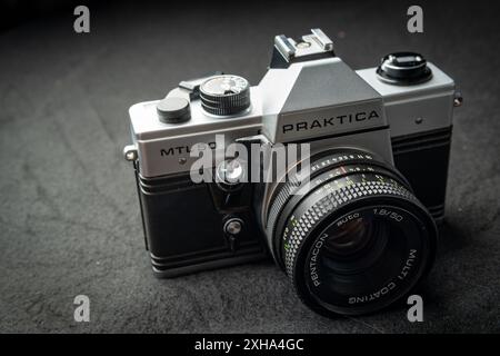 Walbrzych, polen - 12. Juli 2024: Deutsche MTL 50 Praktica Filmkamera auf schwarzem Hintergrund Stockfoto