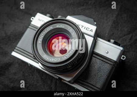 Walbrzych, polen - 12. Juli 2024: Vintage Praktica MTL 50 Kameraobjektiv in Silber und Schwarz Stockfoto