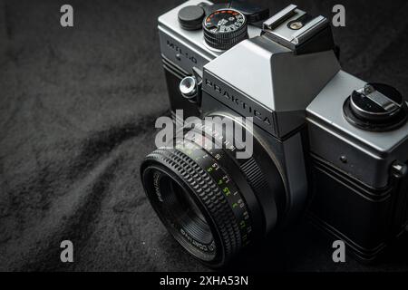 Walbrzych, polen - 12. Juli 2024: Deutsche Praktica 35-mm-Spiegelreflexkamera mit schwarzem Lederhintergrund Stockfoto