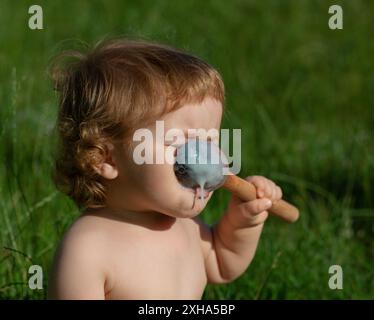 Lachend essen Baby Mädchen mit schmutzigem Gesicht. Stockfoto