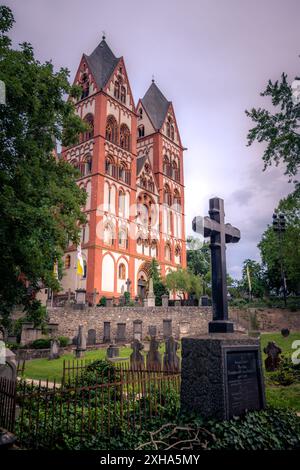 Das sogenannte Georgsdom ist die Kirche des Bistums Limburg. Das Gebäude befindet sich oberhalb der Altstadt der Stadt Limburg an der Lahn. Stockfoto