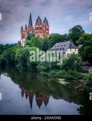 Das sogenannte Georgsdom ist die Kirche des Bistums Limburg. Das Gebäude befindet sich oberhalb der Altstadt der Stadt Limburg an der Lahn. Stockfoto