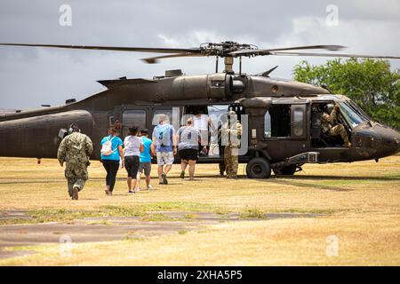 Soldaten der US-Armee der 25th Combat Aviation Brigade, 25th Infantry Division, unterstützten eine Massenbewegung, die insgesamt dreißig Patienten flog, zusammen mit dem Hawaii Health Emergency Management während der Übung Rim of the Pacific (RIMPAC) 2024 auf Ford Island, Hawaii, 11. Juli 2024. 29 Nationen, 40 Überlandschiffe, drei U-Boote, 14 nationale Landstreitkräfte, mehr als 150 Flugzeuge und 25.000 Mitarbeiter nehmen vom 27. Juni bis 1. August an der RIMPAC Teil. RIMPAC, die weltweit größte internationale Übung im Seeverkehr, bietet eine einzigartige Schulungsmöglichkeit Stockfoto