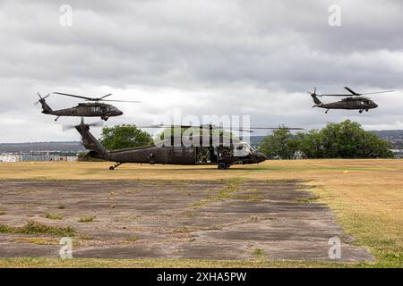 Soldaten der US-Armee der 25th Combat Aviation Brigade, 25th Infantry Division, unterstützten eine Massenbewegung mit Unterstützung der Luftfahrt, indem sie insgesamt dreißig Patienten in Verbindung mit dem Hawaii Health Emergency Management während der Übung Rim of the Pacific (RIMPAC) 2024 auf Ford Island, Hawaii, am 11. Juli 2024 transportierten. 29 Nationen, 40 Überlandschiffe, drei U-Boote, 14 nationale Landstreitkräfte, mehr als 150 Flugzeuge und 25.000 Mitarbeiter nehmen vom 27. Juni bis 1. August an der RIMPAC Teil. Die weltweit größte internationale maritime Übung, RIMPAC PR Stockfoto