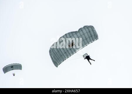 Alaska Air National Guard pararescuemen der 212th Rescue Squadron führen Luftlandeoperationen mit einem Hubschrauber der Alaska Army National Guard CH-47F Chinook in der Malemute Drop Zone, Joint Base Elmendorf-Richardson, Alaska, am 9. Juli 2024 durch. Die Guardsmen der 212th RQS und der 3rd Air Support Operations Squadron Tactical Air Control Party Special Warfare Airmen führten ein gemeinsames luftgetragenes Training durch, um die Fähigkeiten der Pararescue Springspringer in der Durchführung von Vollspektrum-Personalerholungen aufrechtzuerhalten, einschließlich konventioneller und unkonventioneller Rettungsoperationen und der TACPs, um tödliche und zu lenken Nichtleth Stockfoto