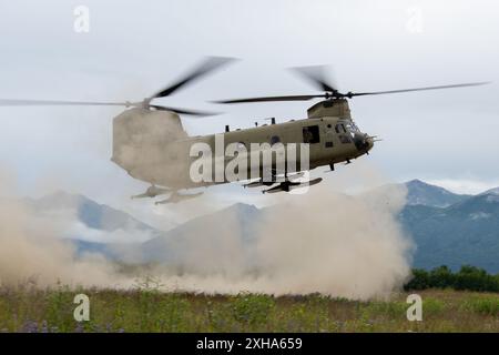 Ein Hubschrauber der Alaska Army National Guard CH-47F Chinook nimmt am 9. Juli 2024 mit Detachment 1, 3rd Air Support Operations Squadron und Alaska Air National Guard pararescuemen von der 212th Rescue Squadron in Malemute Drop Zone, Joint Base Elmendorf-Richardson, Alaska, Teil. Die Guardsmen der 212. RQS und die 3. ASOS Tactical Air Control Party Special Warfare Airmen führten ein gemeinsames Flugtraining durch, um die Fähigkeiten der Pararescue-Jumper in der Durchführung von Vollspektrum-Personalerholungen zu erhalten, sowohl konventionelle als auch unkonventionelle Stockfoto