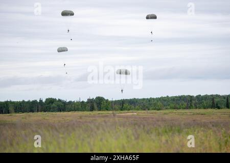 Ein Alaska Air National Guard Pararescueman der 212th Rescue Squadron führt Luftlandeoperationen mit einem CH-47F Chinook Hubschrauber der Alaska Army in der Malemute Drop Zone, Joint Base Elmendorf-Richardson, Alaska, am 9. Juli 2024 durch. Die Guardsmen der 212th RQS und der 3rd Air Support Operations Squadron Tactical Air Control Party Special Warfare Airmen führten ein gemeinsames luftgetragenes Training durch, um die Fähigkeiten der Pararescue Springspringer in der Durchführung von Vollspektrum-Personalerholungen aufrechtzuerhalten, einschließlich konventioneller und unkonventioneller Rettungsoperationen und der TACPs, um tödliche und zu lenken nicht Stockfoto