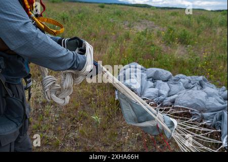 Ein Alaska Air National Guard Pararescueman der 212th Rescue Squadron führt Luftlandeoperationen mit einem CH-47F Chinook Hubschrauber der Alaska Army in der Malemute Drop Zone, Joint Base Elmendorf-Richardson, Alaska, am 9. Juli 2024 durch. Die Guardsmen der 212th RQS und der 3rd Air Support Operations Squadron Tactical Air Control Party Special Warfare Airmen führten ein gemeinsames luftgetragenes Training durch, um die Fähigkeiten der Pararescue Springspringer in der Durchführung von Vollspektrum-Personalerholungen aufrechtzuerhalten, einschließlich konventioneller und unkonventioneller Rettungsoperationen und der TACPs, um tödliche und zu lenken nicht Stockfoto