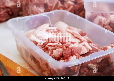 Schweinefleisch wird zum Marinieren vorbereitet, bevor es gegrillt wird Stockfoto