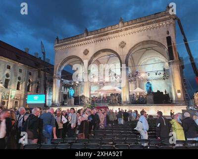 München, Deutschland. Juli 2024. Die Besucher verlassen ihre Plätze, nachdem die Open-Air-Veranstaltung „Klassik am Odeonsplatz“ wegen Sturmgefahr in der Pause abgesagt wurde. Nachdem das Symphonieorchester des Bayerischen Rundfunks Passagen aus Richard Wagners Walküre gespielt hatte, war es vorbei. Der Johannes Brahms-Teil, der nach der Stornierung des Intervalls geplant ist. (An dpa: 'Klassik am Odeonsplatz' aufgrund von Gewittern abgesagt') Credit: Britta Schultejans/dpa/Alamy Live News Stockfoto