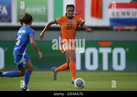 SITTARD - (l-r) Manuela Giugliano aus Italien, Esmee Brugts aus Holland während des Qualifikationsspiels der Frauen für die Europameisterschaft zwischen den Niederlanden (W) und Italien (W) im Fortuna Sittard Stadium am 12. Juli 2024 in Sittard, Niederlande. ANP BART STOUTJESDIJK Credit: ANP/Alamy Live News Stockfoto