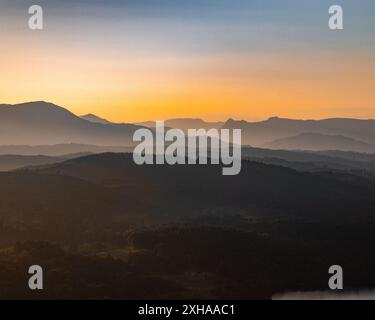 Ein Landschaftsfoto bei Sonnenuntergang, aufgenommen von Gummis wie am Aussichtspunkt, der den Lake District zu einer dramatischen goldenen Stunde zeigt. Stockfoto