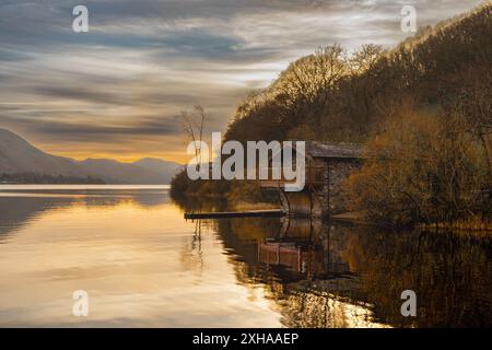 Ein Foto des Bootshauses Duke of Portland, aufgenommen bei Sonnenuntergang in Ullstwater, Cumbria im englischen Seenviertel. Stockfoto