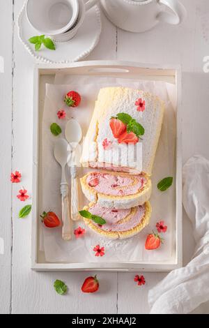 Köstliche und cremige Erdbeerroulade als Sommerdessert. Erdbeerkuchen aus Sahne und Früchten. Stockfoto