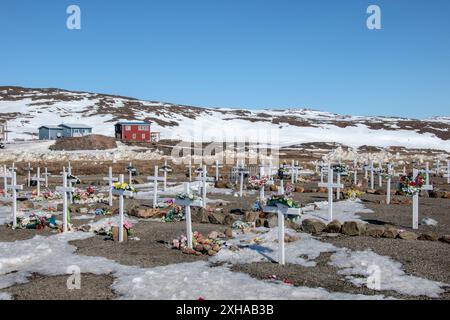 Weiße Kreuze auf dem Iqaluit Municipal Cemetery in Apex, Nunavut, Kanada Stockfoto