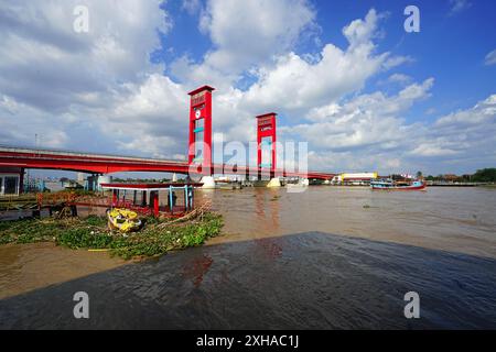 Jembatan Ampera Bridge, Musi River, Palembang, Süd-Sumatera, Indonesien Stockfoto