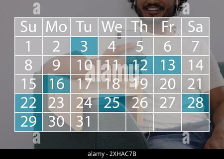 Der Mann macht den Zeitplan am Telefon, Nahaufnahme. Virtueller Kalender mit markierten Daten im Vordergrund Stockfoto