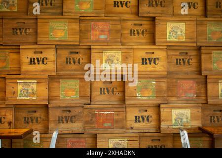 Rancho Cucamonga, Kalifornien, USA - 15.07.2021: Ein Blick auf einen Hintergrund von Retro-Kisten als Wandfassade im Einkaufszentrum Victoria Gardens. Stockfoto