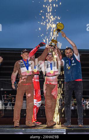 Polen gewinnt die Trophäe beim Monster Energy FIM Speedway of Nations 2 (unter 21) Finale im National Speedway Stadium in Manchester am Freitag, den 12. Juli 2024. (Foto: Ian Charles | MI News) Credit: MI News & Sport /Alamy Live News Stockfoto