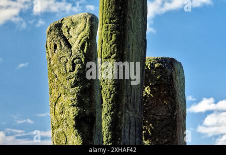 Seitenansicht von 2 geschnitzten Steinen, die den Schaft des frühkeltischen Christian Carndonagh Cross, Co. Flankieren. Donegal, Irland Stockfoto