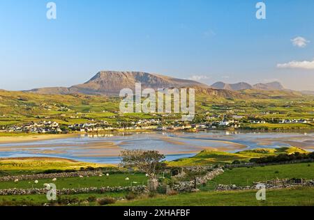 Süden über das Dorf Dunfanaghy von in der Nähe von Horn fahren Sie in Richtung Muckish Berg an Nordküste Donegal, Irland. Sommerabend Stockfoto