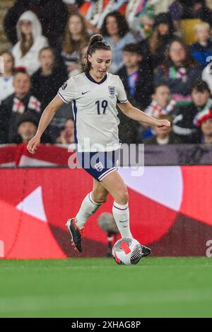 Niamh Charles von England läuft mit dem Ball während der Qualifikation zur UEFA-Frauenmeisterschaft - Gruppe 3 Spiel England Frauen gegen Irland Frauen in Carrow Road, Norwich, Vereinigtes Königreich, 12. Juli 2024 (Foto: Izzy Poles/News Images) Stockfoto