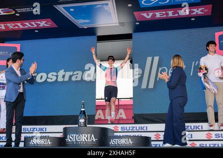 Chieti, Italien. Juli 2024. Antonia Niedermaier aus Deutschland und das Canyon SRAM Racing Team auf dem Podium während der 6. Etappe der Giro d’Italia Women 2024 im Corso Marrucino. Quelle: SOPA Images Limited/Alamy Live News Stockfoto