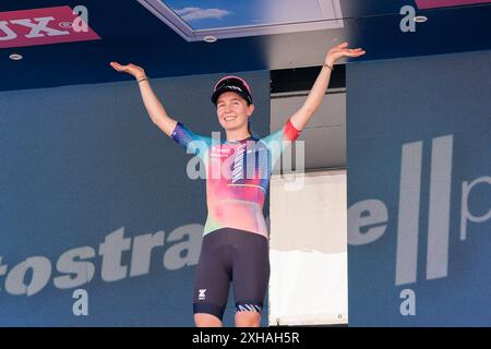 Chieti, Italien. Juli 2024. Antonia Niedermaier aus Deutschland und das Canyon SRAM Racing Team auf dem Podium während der 6. Etappe der Giro d’Italia Women 2024 im Corso Marrucino. Quelle: SOPA Images Limited/Alamy Live News Stockfoto