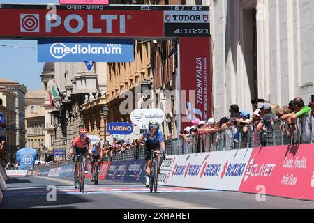 Chieti, Italien. Juli 2024. Liane Lippert (R) aus Deutschland und das Movistar Team feiern in der 6. Etappe (San Benedetto del Tronto nach Chieti) der Giro d’Italia Women 2024 im Corso Marrucino. (Foto: Elena Vizzoca/SOPA Images/SIPA USA) Credit: SIPA USA/Alamy Live News Stockfoto