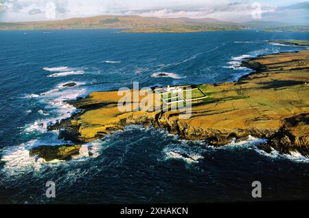 St. Johns Point Leuchtturm in der Nähe von Killybegs in Donegal Bay, County Donegal, Irland. Luftbild Stockfoto