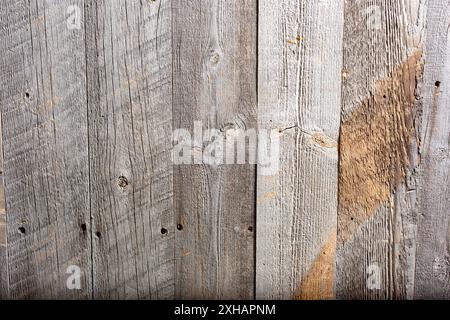 Ein Blick auf einen Hintergrund aus rustikalen Holzpaneelen. Stockfoto