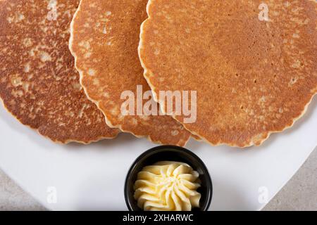 Eine Draufsicht auf einen Teller Pfannkuchen. Stockfoto