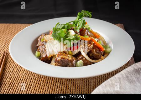 Ein Blick auf chinesische Rippchen mit schwarzer Bohnensoße. Stockfoto