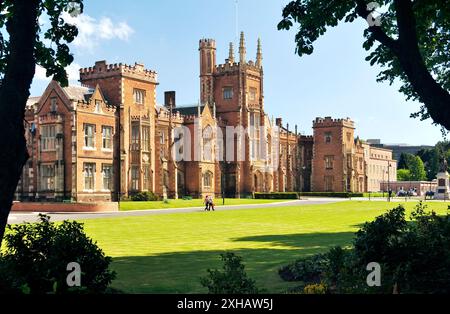 Queen’s University, Belfast, Nordirland, wurde 1845 gegründet. Die gotische Fassade des Lanyon Building Stockfoto