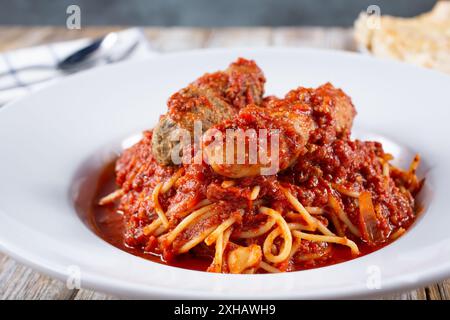 Blick auf einen Teller Spaghetti mit Fleischbällchen und Würstchen. Stockfoto
