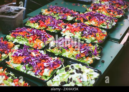 Ein Blick auf einen Tisch, der mit Salatschalen gefüllt ist. Stockfoto