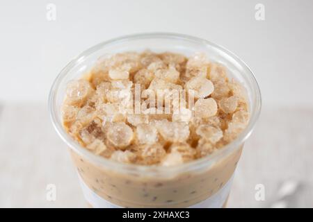 Eine Nahaufnahme einer Tasse vietnamesischen Milchkaffee mit zerstoßenem Eis. Stockfoto